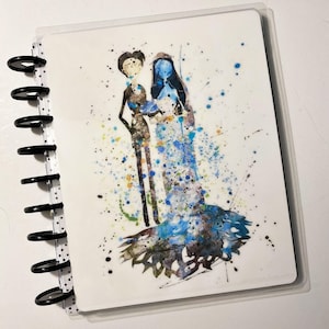 Puede incluir: Una pintura de acuarela de dos figuras, una figura en blanco y negro con un sombrero de copa y una figura azul con un vestido fluido, de pie juntas sobre un fondo blanco con salpicaduras de pintura de colores.