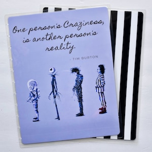 Puede incluir: Un fondo morado con una cita de Tim Burton: "La locura de una persona es la realidad de otra." La cita está rodeada de cuatro ilustraciones en blanco y negro de personajes de películas de Tim Burton.