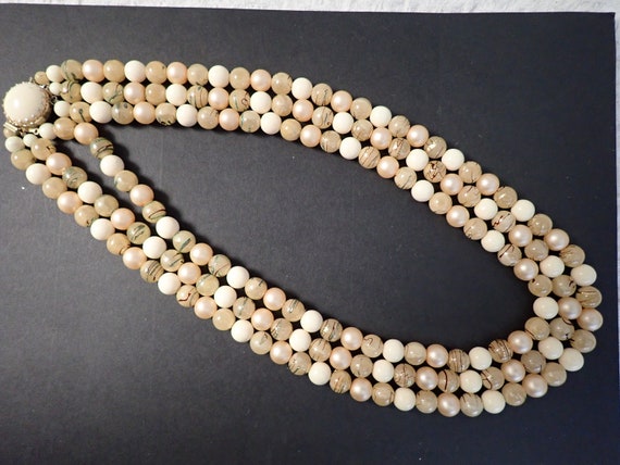 GLASS BEAD NECKLACE TAUPE GLASS BEAD NECKLACE TAUPE