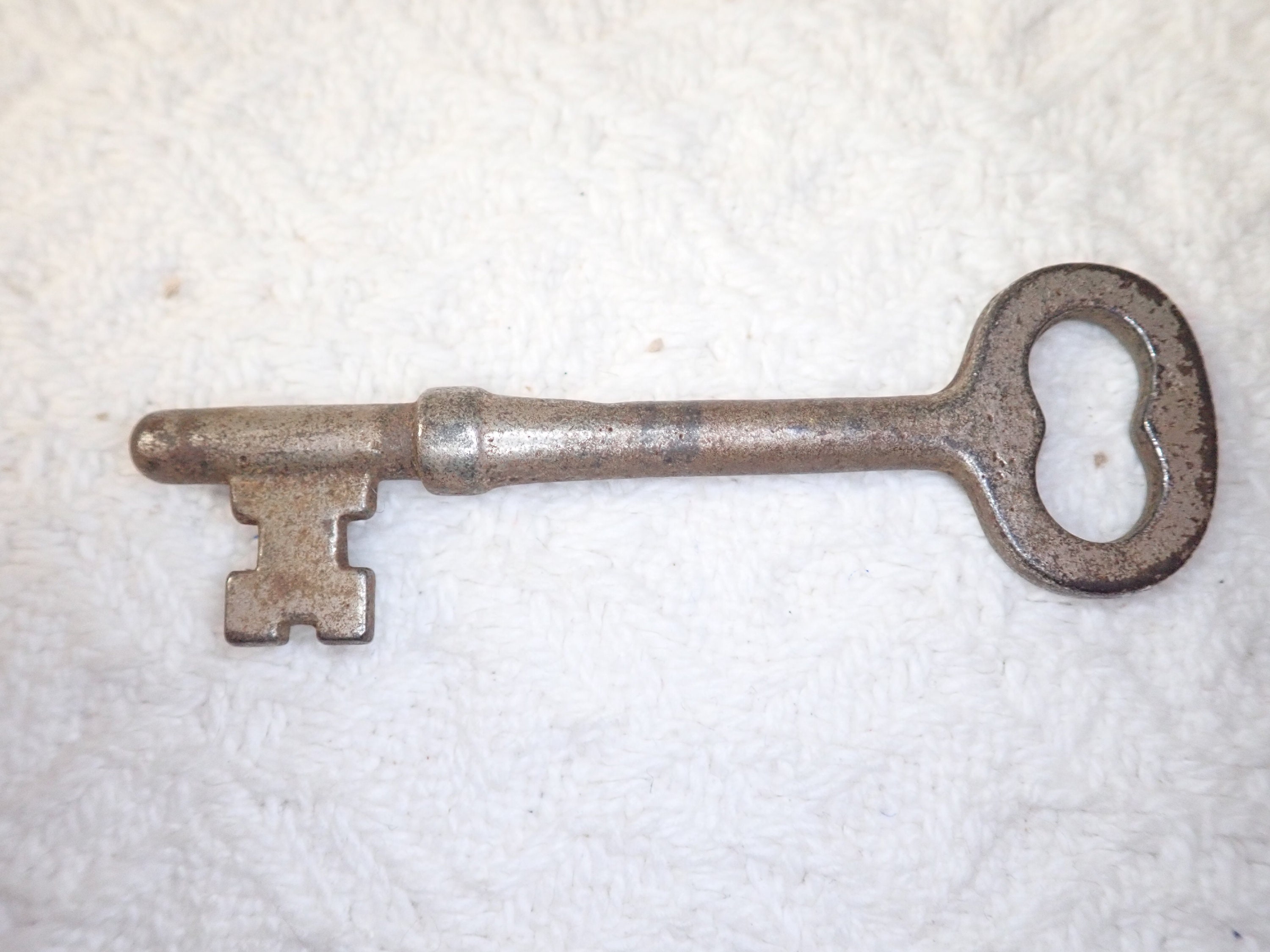 Set of 2 Antique Skeleton Keys. Beautiful antique metal keys, skeleton –  UpperDutch