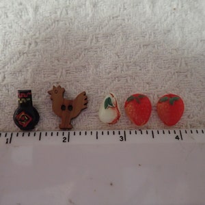 5 Vintage Realistic Sewing Buttons Pottery Vase 1940, Wood Rooster, Glass Pear/Pair of Glass Strawberries 1940 's. Offers are welcomed.