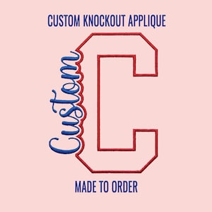 Könnte beinhalten: Ein individuelles Knockout-Applikationsdesign mit einem großen Blockbuchstaben C, der rot umrandet ist. Das Wort Custom ist in blauer Schreibschrift gestickt und überlappt die linke Seite des Buchstabens. Text: CUSTOM KNOCKOUT APPLIQUE und MADE TO ORDER.