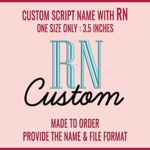 Könnte beinhalten: Ein individuelles Schriftdesign mit den Buchstaben "RN" in Hellblau. Das Wort "Custom" ist in schwarzer Schrift geschrieben. Das Bild enthält auch den Text "CUSTOM SCRIPT NAME WITH RN ONE SIZE ONLY: 8.89 CM MADE TO ORDER PROVIDE THE NAME & FILE FORMAT".