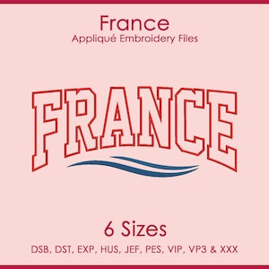 以下が含まれることがあります： 赤色の縁取り文字で「FRANCE」と書かれたデジタルデザイン。2本の青い曲線の上にアーチ状に配置されています。「France Appliqué Embroidery Files」の文字が上に、ファイル形式とともに「6 Sizes」の文字が下にあります。