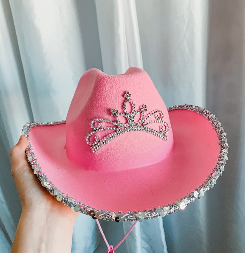 Hat next. Пинк ковбой др. Шляпа y2k. День рождение в стиле best Pink Cowboy. Pink hat for girl.