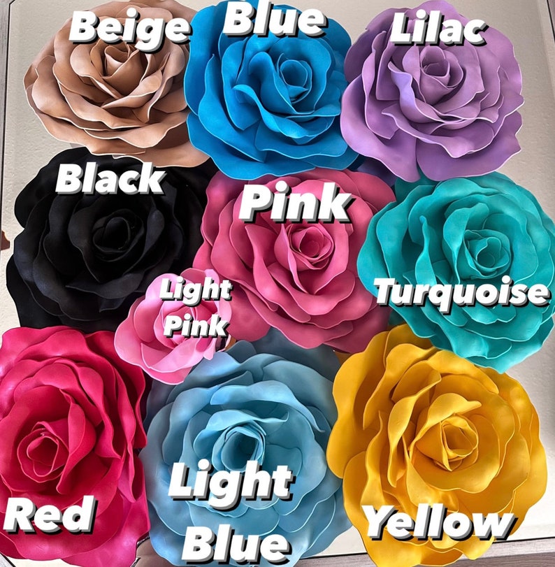 Op de afbeelding: Een verzameling grote, kunstmatige rozenbloemen in verschillende kleuren, waaronder beige, blauw, lila, zwart, roze, turkoois, rood, lichtroze, lichtblauw en geel. Elke bloem heeft meerdere bloemblaadjes en is gelabeld met de kleurnaam.