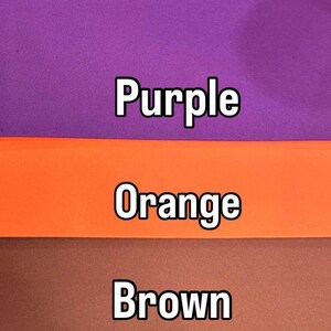 Op de afbeelding: Een kleurenblokafbeelding met drie horizontale kleurstroken. De bovenste strook is paars, de middelste strook is oranje en de onderste strook is bruin. Elke strook heeft een wit omrand tekstlabel: "Purple", "Orange" en "Brown".