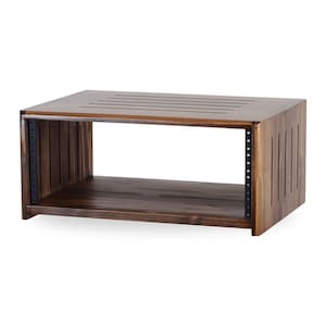 Pode incluir: Um rack de áudio de madeira tingida com formato retangular. A parte superior tem várias ranhuras paralelas. As laterais apresentam ranhuras verticais. Faixas de metal preto com orifícios para parafusos são visíveis no interior. O rack foi projetado para guardar equipamentos de áudio.