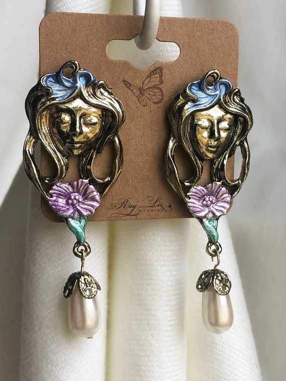 Vintage Gold Face Earrings with Dangling Pearls