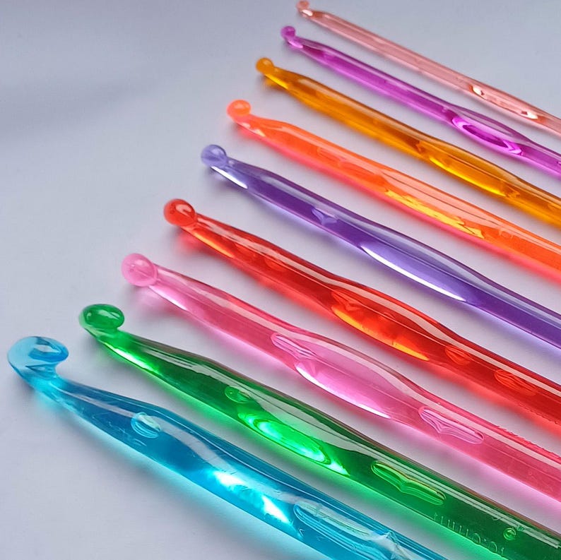 Pu&ograve; includere: Un set di dieci uncinetti di plastica colorati. Gli uncinetti sono disposti in fila dal pi&ugrave; grande al pi&ugrave; piccolo, con l'uncinetto pi&ugrave; grande di colore blu e l'uncinetto pi&ugrave; piccolo di colore rosa.