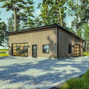 Könnte beinhalten: Eine moderne Garage aus Holz mit schwarzem Dach und Verkleidung. Das Gebäude hat große Garagentore aus Glas, eine kleine Tür und Fenster. Ein Fahrzeug ist im Inneren zu sehen. Das Gebäude ist von Bäumen und einer gepflasterten Auffahrt umgeben.