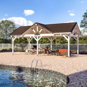 Puede incluir: Un cenador de madera blanca con techo marrón sobre un patio de piedra. El cenador tiene una parrilla, mesa, sillas y una zona de estar con cojines naranjas. Una piscina con escalera está en primer plano.