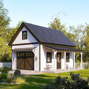 Pode incluir: Um edifício branco e preto em estilo de quinta com um telhado de metal cinza escuro. O edifício tem uma porta de garagem e uma varanda com uma cadeira pequena. O exterior é rodeado por relva verde e árvores.