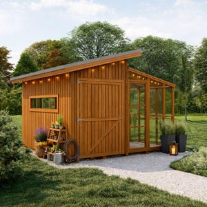Puede incluir: Un cobertizo de jardín de madera con un techo inclinado y un lado acristalado. El cobertizo está rodeado de vegetación, con una pequeña ventana, una puerta y una pequeña escalera con plantas en macetas. También se ve una manguera y una linterna.