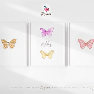 Puede incluir: Tres dise&ntilde;os de arte de pared imprimibles con mariposas de acuarela con detalles dorados. Las mariposas son rosas, amarillas y marrones. El nombre "Ashley" est&aacute; escrito en cursiva en el dise&ntilde;o del medio.