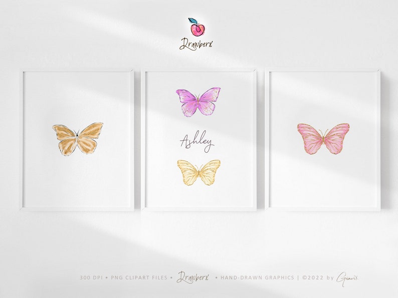 Puede incluir: Tres dise&ntilde;os de arte de pared imprimibles con mariposas de acuarela con detalles dorados. Las mariposas son rosas, amarillas y marrones. El nombre "Ashley" est&aacute; escrito en cursiva en el dise&ntilde;o del medio.