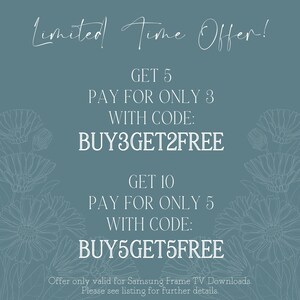 K&ouml;nnte beinhalten: Ein tealfarbener Hintergrund mit wei&szlig;en floralen Umrissen und Text. Der Text lautet "Zeitlich begrenztes Angebot!" und beschreibt eine Aktion: "Erhalte 5, zahle nur 3" mit dem Code BUY3GET2FREE und "Erhalte 10, zahle nur 5" mit dem Code BUY5GET5FREE.