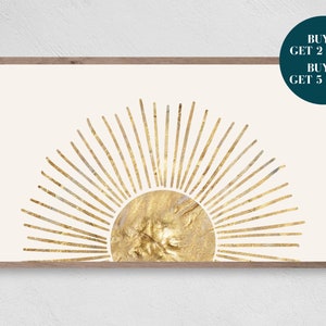 以下が含まれることがあります： 白い背景に、テクスチャのある金色のセンターを持つ金色のサンバースト。サンバーストは、薄い茶色の木製のフレームで囲まれています。