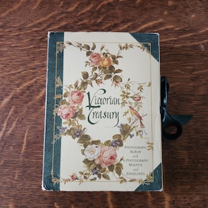 Victorian Treasury 1996 - Album fotografico in stile vittoriano con 6 supporti per foto e buste - Nuovo nella scatola originale