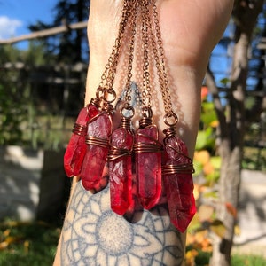 Collier quartz aura rouge | enveloppement de fil de quartz rouge | Collier en cristal | Collier cristaux | pendentif quartz rouge | collier de protection empathe