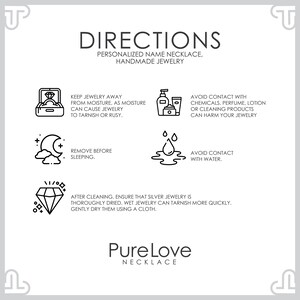 Puede incluir: Instrucciones en blanco y negro en forma de l&iacute;neas para el cuidado de las joyas. Las instrucciones incluyen mantener las joyas alejadas de la humedad, quitarse las joyas antes de dormir, evitar el contacto con el agua y evitar el contacto con productos qu&iacute;micos, perfumes, lociones o productos de limpieza. El texto tambi&eacute;n incluye la frase "Pure Love Necklace".