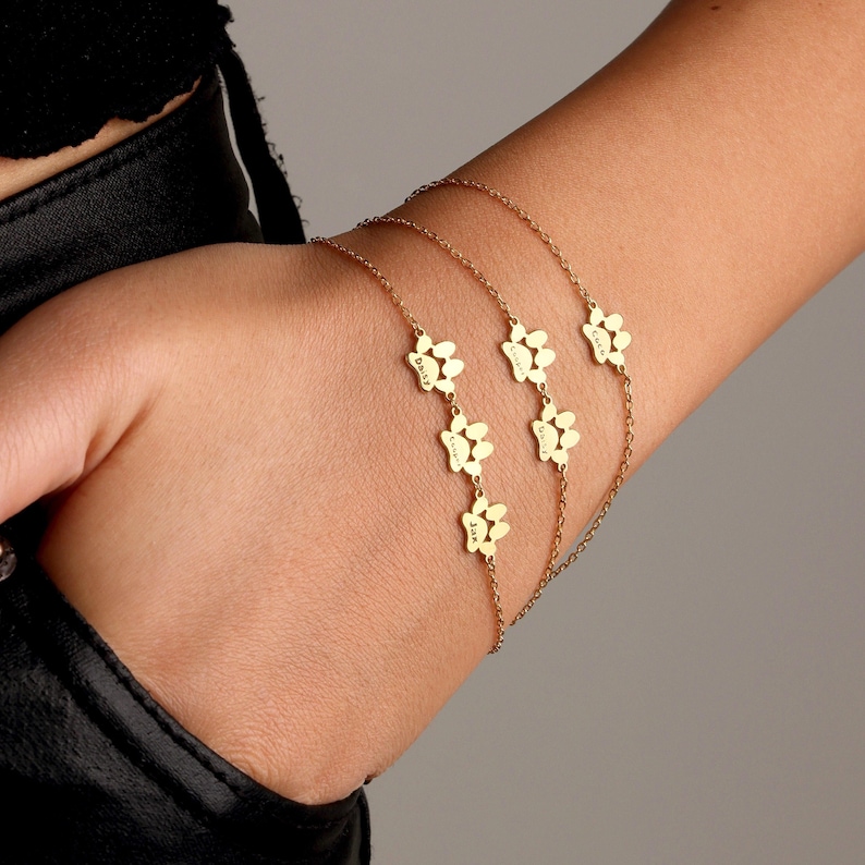Pulsera personalizada con nombre de pata: joyería personalizada para mascotas, dije con huella de pata grabada, regalo de Navidad para amantes de los perros o los gatos. imagen 1