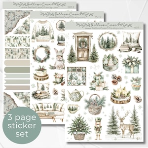 Könnte beinhalten: Ein Set mit drei Stickerbögen mit Winterthema. Die Sticker zeigen Illustrationen verschiedener Winterszenen, darunter eine Schneekugel, eine Tür mit einem Kranz, eine Teekanne, ein Korb mit Tannenzapfen, ein Reh, ein Nussknacker, ein Weihnachtsbaum und ein Kaninchen. Die Sticker sind auf weißem Papier mit einem grün-braunen Farbschema gedruckt.