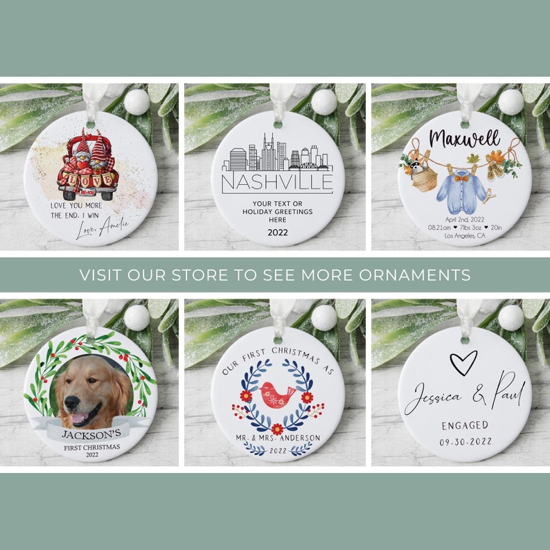 K&ouml;nnte beinhalten: Wei&szlig;e Keramik-Weihnachtsornamente mit verschiedenen Designs und Texten. Eines zeigt ein Zwergenpaar in einem Truck, ein anderes die Skyline von Nashville und ein drittes mit einem Babykleidungsdesign. Weitere Ornamente zeigen ein Hundefoto, einen Kranz mit einem Vogel und ein Herz mit Namen.