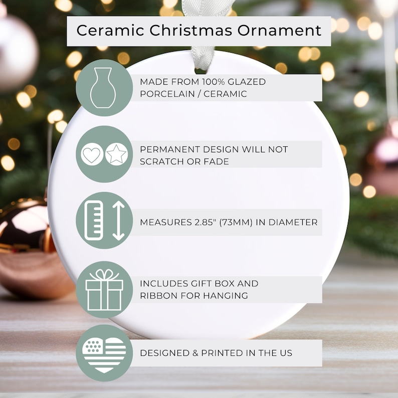 K&ouml;nnte beinhalten: Wei&szlig;er Weihnachtsornament aus Keramik mit einem Band zum Aufh&auml;ngen. Der Ornament hat einen Durchmesser von 73 mm und besteht aus glasiertem Porzellan. Das Design ist dauerhaft und kratzt oder verblasst nicht. Entworfen und gedruckt in den USA.
