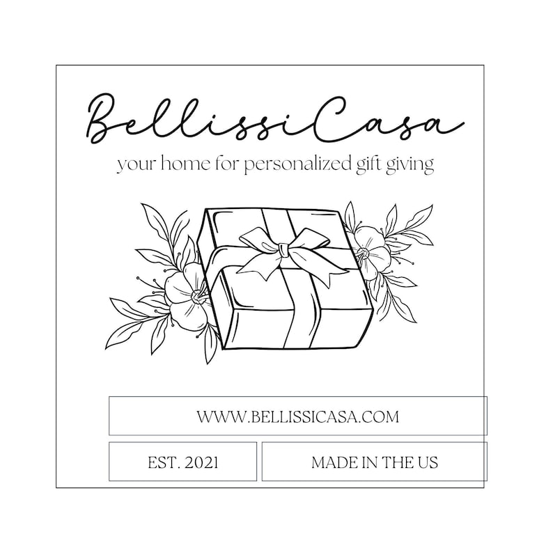 Op de afbeelding: Zwart-wit lijntekening van een cadeauverpakking met een strik, omringd door bloemmotieven. De tekst "Bellissi Casa, your home for personalized gift giving" staat bovenaan. Extra tekst bevat "WWW.BELLISSICASA.COM", "EST. 2021" en "MADE IN THE US".
