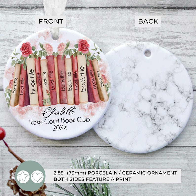 K&ouml;nnte beinhalten: Runder Porzellan-Ornament mit wei&szlig;em Band. Die Vorderseite zeigt ein Design aus B&uuml;chern, Rosen und dem Text "Charlotte Rose Court Book Club 20XX". Die R&uuml;ckseite hat ein Marmormuster. Das Ornament hat einen Durchmesser von 73 mm.