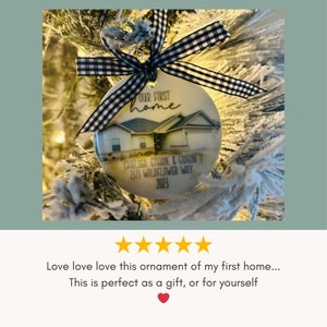 K&ouml;nnte beinhalten: Ein runder Weihnachtsschmuck mit einem Hausbild und dem Text "OUR FIRST home". Er enth&auml;lt die Namen "CHELSEA ETHAN & GIDEON", die Adresse "7373 WILDFLOWER WAY" und das Jahr "2023". Der Schmuck ist mit einem schwarz-wei&szlig; karierten Band verziert.