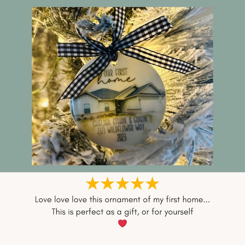 K&ouml;nnte beinhalten: Ein runder Weihnachtsschmuck mit einem Hausbild und dem Text "OUR FIRST home". Er enth&auml;lt die Namen "CHELSEA ETHAN & GIDEON", die Adresse "7373 WILDFLOWER WAY" und das Jahr "2023". Der Schmuck ist mit einem schwarz-wei&szlig; karierten Band verziert.