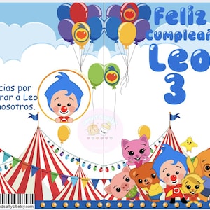 Può includere: Un invito di compleanno colorato a tema circense. L'invito presenta un clown con il naso rosso e il cappello blu, un grande tendone da circo e palloncini. Il testo sull'invito recita "Feliz cumpleaños Leo 3".