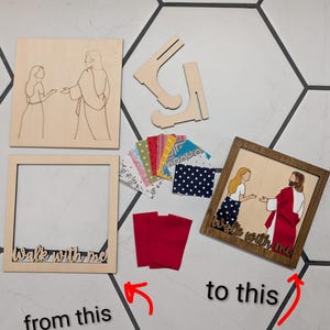 Pode incluir: Um kit de artesanato com dois pain&eacute;is quadrados de madeira com desenhos de linha de uma pessoa e uma figura, uma moldura de madeira com o texto "Walk with me", dois suportes de madeira, amostras de tecido estampado e uma vers&atilde;o finalizada.
