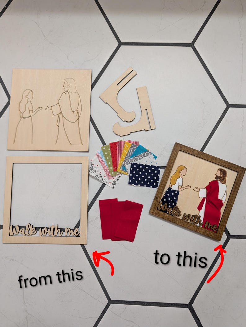 Pode incluir: Um kit de artesanato com dois pain&eacute;is quadrados de madeira com desenhos de linha de uma pessoa e uma figura, uma moldura de madeira com o texto "Walk with me", dois suportes de madeira, amostras de tecido estampado e uma vers&atilde;o finalizada.