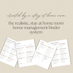 Könnte beinhalten: Beige-farbenes Bild mit vier bedruckten Papierblättern mit Listen. Der Text auf den Papieren lautet "15 MIN DECLUTTER", "MONDAY", "TASKS" und "WEEKLY SCHEDULE". Der Text "created by a stay at home mom" und "the realistic, stay at home mom home management binder system" ist ebenfalls sichtbar.