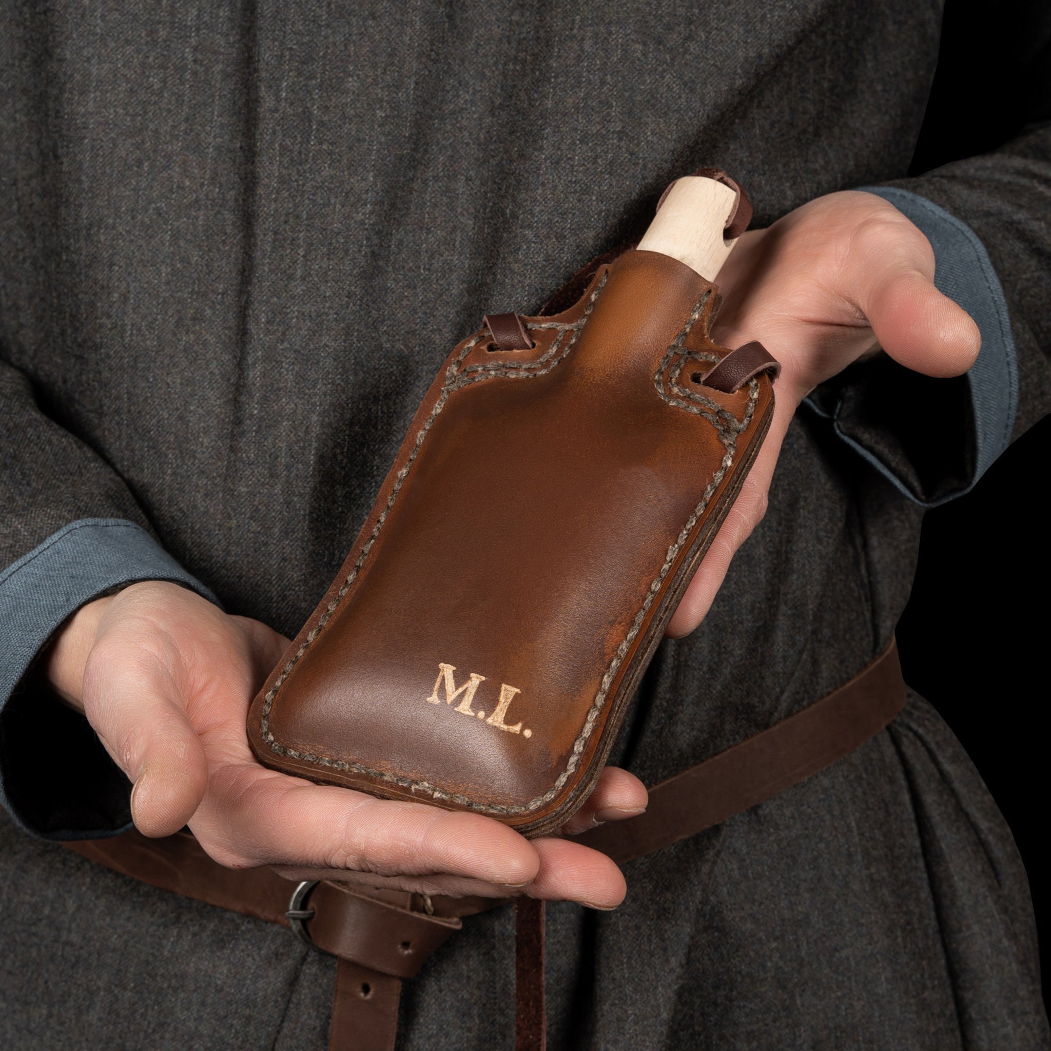 LEATHER CANTEEN sealed with beeswax / sewn by hand / 100% natural / HANDMADE by Wojmir