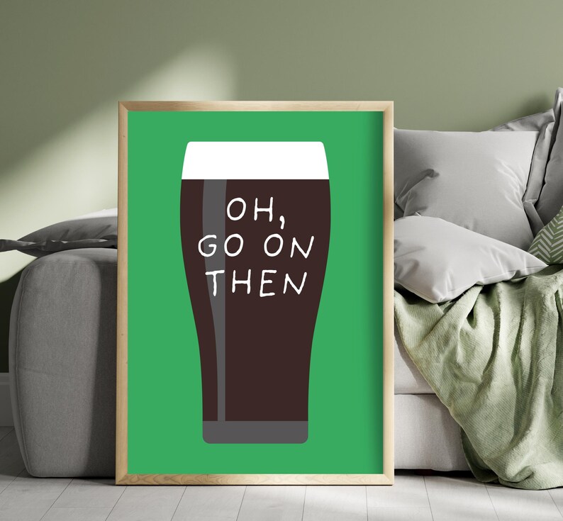 Puede incluir: Impresi&oacute;n enmarcada con un fondo verde y una pinta estilizada de cerveza oscura con espuma blanca. El texto "OH, GO ON THEN" est&aacute; escrito en blanco. El marco es de color madera clara.