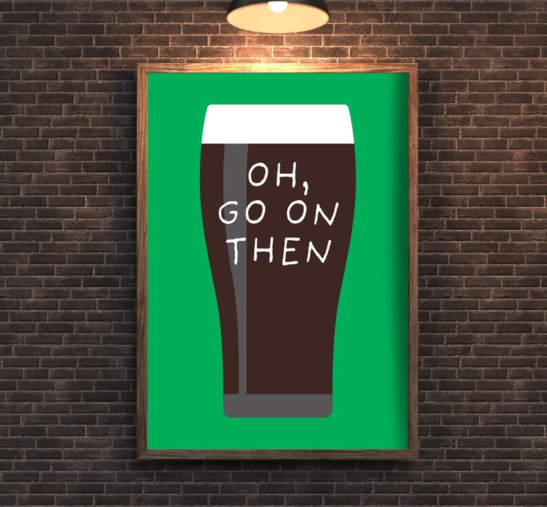 Puede incluir: Un cuadro enmarcado con una pinta de cerveza oscura y el texto blanco "OH, GO ON THEN". La cerveza es marr&oacute;n con espuma blanca, sobre un fondo verde. El marco es marr&oacute;n y el fondo es una pared de ladrillos.