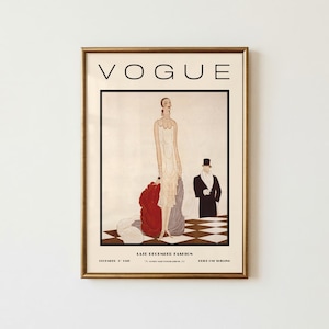 Może przedstawiać: Oprawiony wydruk okładki magazynu Vogue z grudnia 1926 roku zatytułowany Late December Fashion. Ilustracja przedstawia wysoką postać w kremowej sukni z czerwonymi i szarymi akcentami materiału na szachownicowej podłodze obok osoby w smokingu.