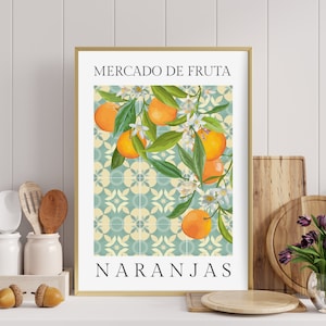 May include: A printable poster with a vintage style illustration of oranges and orange blossoms. The poster has a blue and white tiled background and the text "Mercado de Fruta Naranjas".