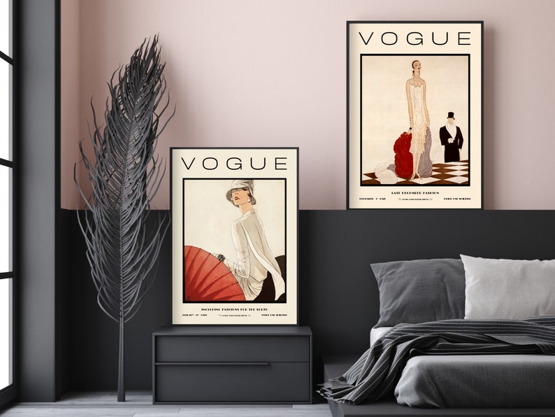Może przedstawiać: Dwie oprawione grafiki z okładkami magazynu Vogue z ilustracjami mody vintage. Lewa grafika przedstawia osobę z czerwonym parasolem, prawa osobę w białej sukni z czerwonym szalem. Obie zawierają napis VOGUE.