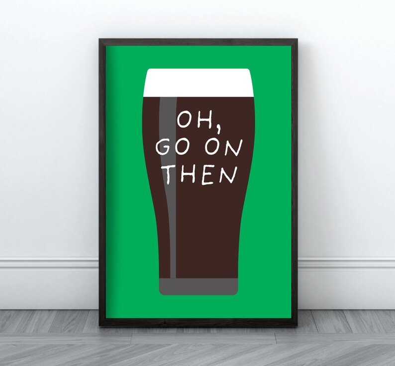 Puede incluir: Un p&oacute;ster enmarcado que muestra una pinta de cerveza oscura con espuma blanca sobre un fondo verde. Las palabras "OH, GO ON THEN" est&aacute;n escritas en blanco sobre el vaso. El p&oacute;ster est&aacute; en un marco negro.