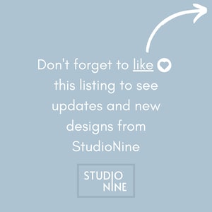Może przedstawiać: Jasnoniebieska grafika z białym tekstem o treści: Don't forget to like this listing to see updates and new designs from StudioNine. Biała strzałka wskazuje na słowo like, po kt&oacute;rym następuje ikona białego serca.
