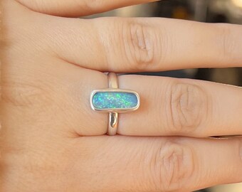 Sterlingzilveren ring Australian Opal: handgemaakte regenboogsieraden