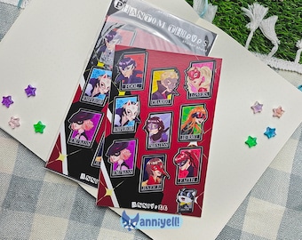 Może przedstawiać: Zestaw kolorowych naklejek z portretami postaci w stylu anime. Naklejki są na czerwonym tle z białymi i czarnymi akcentami. Tekst "Phantom Thieves" jest widoczny na opakowaniu.