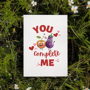 Afdrukbare You Complete Me-kaart | Perzik Aubergine Kaart | Grappige verjaardagskaart | Grappige verjaardagskaart | Kaart voor haar hem Woordspeling Valentines Card