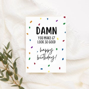 Tarjeta de cumpleaños número 67 imprimible / Descarga instantánea / Tarjeta de cumpleaños divertida / Maldita sea, haces que 67 se vean tan bien / Tarjeta divertida para ella