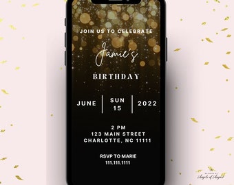 Può includere: Uno schermo di smartphone nero con uno sfondo di glitter dorati. Il testo "Join us to celebrate Jamie's Birthday" è visualizzato sullo schermo. La data è il 15 giugno 2022 e l'ora è le 14:00. L'indirizzo è 123 Main Street, Charlotte, NC 11111. Le informazioni RSVP sono "RSVP to Marie 111.111.1111". La parte inferiore dello schermo ha il testo "Blessings of Angels of August".